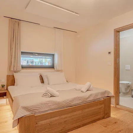 Luxury Martin Гросупле